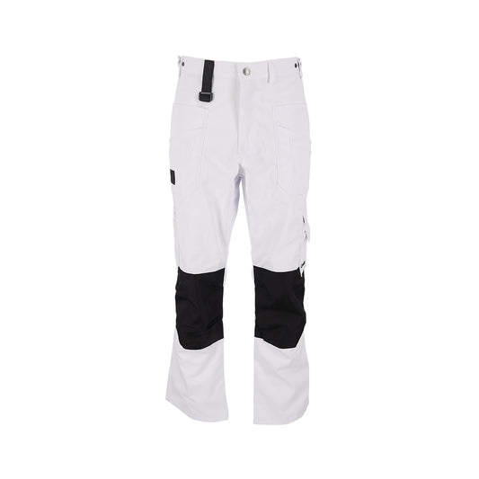 Cratex Kansas witte schildersbroek met zwarte kniebeschermers. De broek heeft meerdere zakken aan de voorkant en een sluiting met knoop en rits.